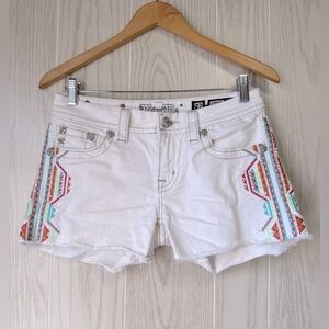 Miss Me Women's White Embroidered Aztec Signature Shorts Size 27 x 3.25 EUC